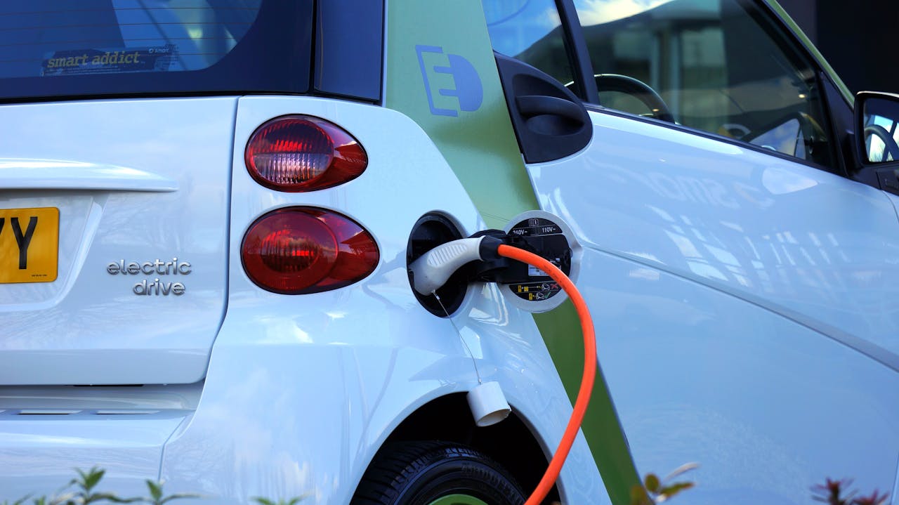 Elektroauto beim Laden Elektroauto beim Laden
